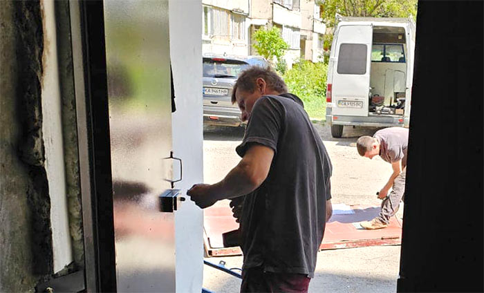 лад біля будинку 25 по вулиці Захисників України