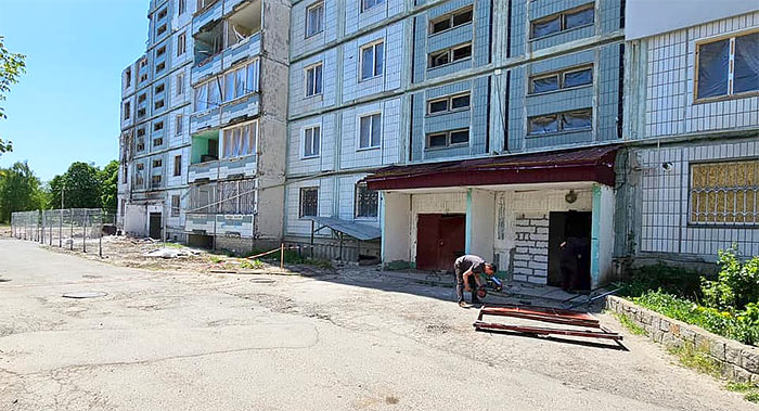 лад біля будинку 25 по вулиці Захисників України